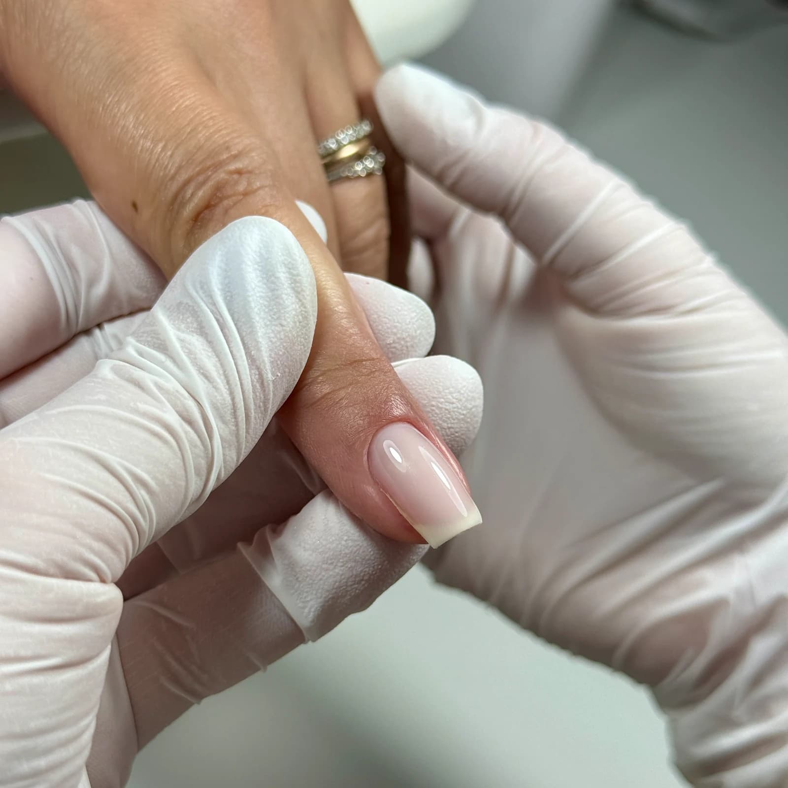 Pose de manucure russe en cours sur un ongle naturel, finition gel translucide — formation Beauty Home Concept à Amiens