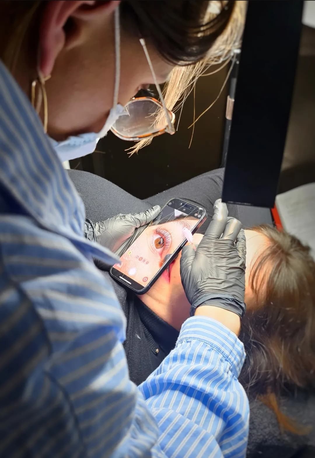 Camille en action, prothésiste ongulaire passionnée